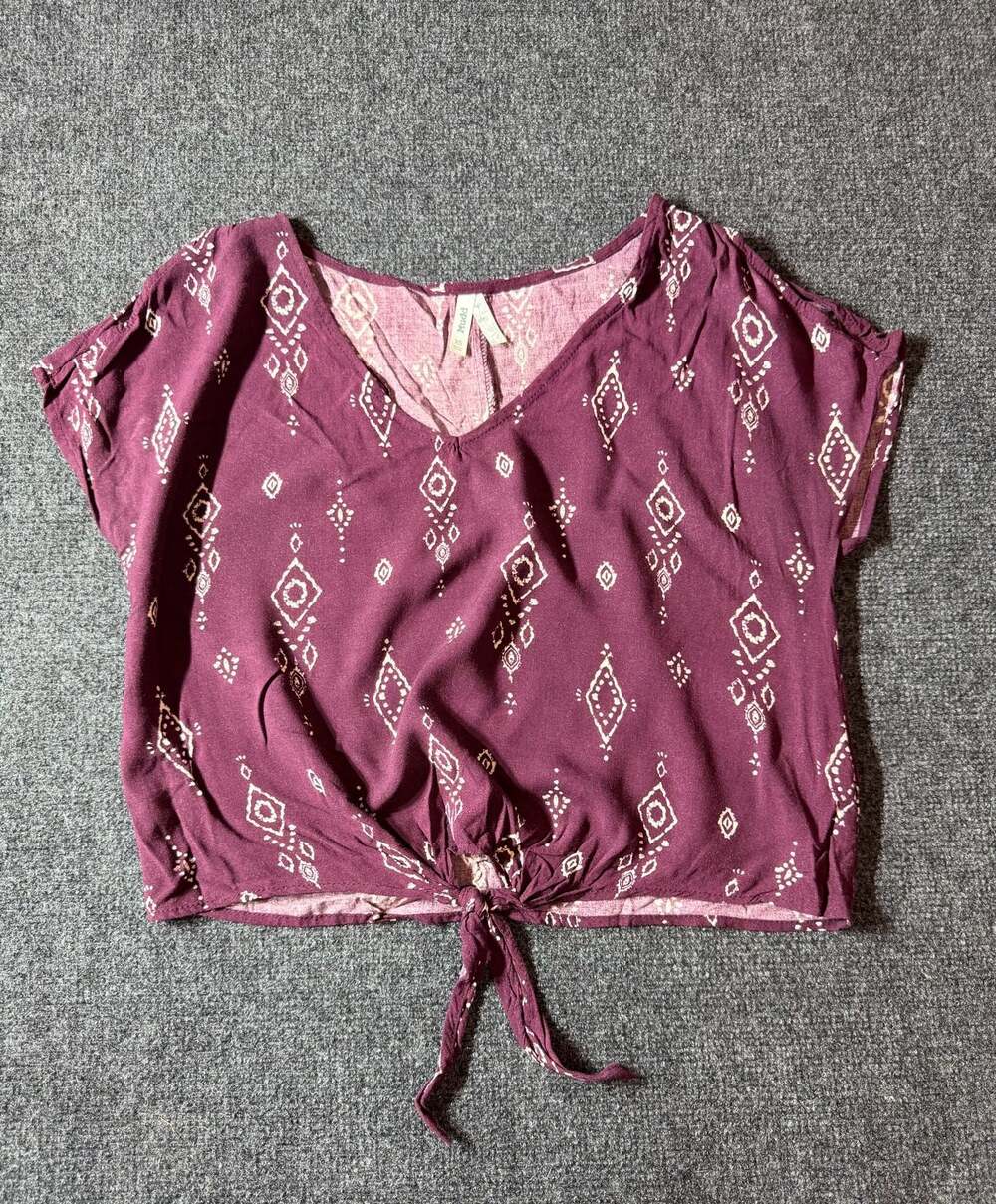 Mudd Women's Maroon Geometric Tie Front Crop Top V-Neck